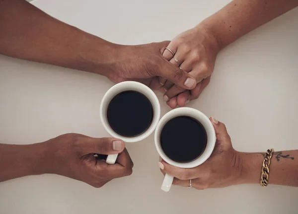 私には彼とコーヒーに必要なすべてのサポートがあります。認識できないカップルの高角度ショットが一緒に座って手を取りながらコーヒーを飲みながら. — ストック写真