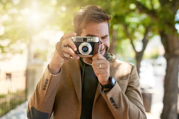 Say cheese. Cropped shot of a handsome young man taking photographs during his morning commute. — Stock Photo, Image