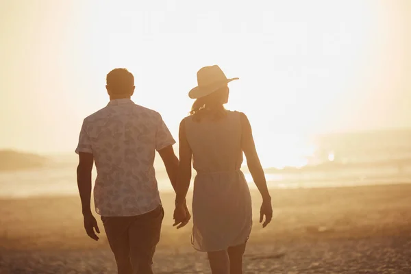 Der Strand hat etwas Romantisches. Rückansicht eines reifen Paares, das hochwertige Zeit am Strand verbringt. — Stockfoto