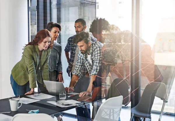 Bringt frische Ideen auf den Tisch. Aufnahme einer Gruppe von Kollegen, die gemeinsam an einem Laptop in einem Büro arbeiten. — Stockfoto
