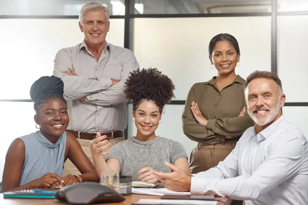 Un equipo feliz es un gran equipo. Disparo de un grupo de empresarios en una reunión en el trabajo. —  Fotos de Stock