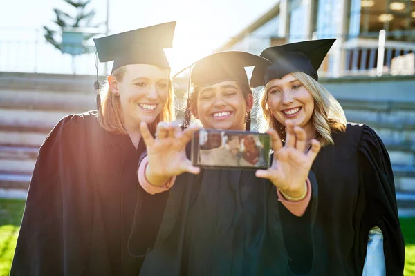 Die die Welt beherrschen. Aufnahme einer Gruppe von Studenten, die am Abschlusstag gemeinsam ein Selfie machen. — Stockfoto
