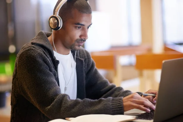 Az oktatás egy kincs, amibe egy életen át kapaszkodhatsz. Vágott kép egy főiskolás diákról, aki egy laptopon dolgozik az egyetemen.. — Stock Fotó
