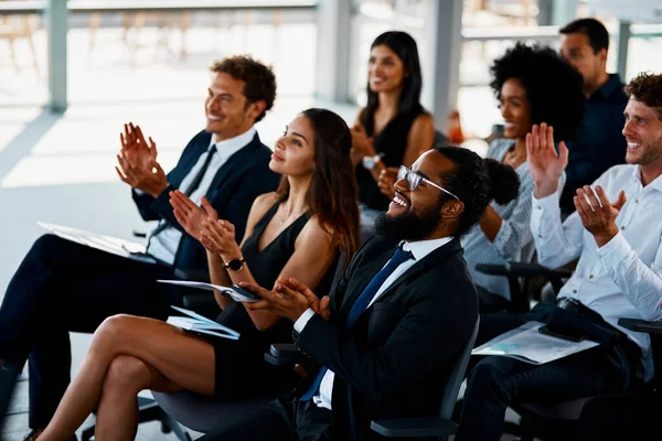 Αυτό αξίζει ένα χειροκρότημα. Στιγμιότυπο ομάδας νέων επιχειρηματιών που χειροκροτούν κατά τη διάρκεια σεμιναρίου στην αίθουσα συνεδριάσεων. — Φωτογραφία Αρχείου