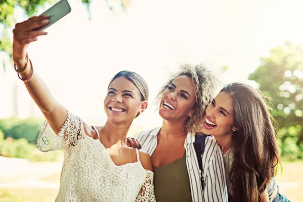 Social media to pokochają. Zdjęcie grupy przyjaciół robiących sobie selfie na świeżym powietrzu.. — Zdjęcie stockowe