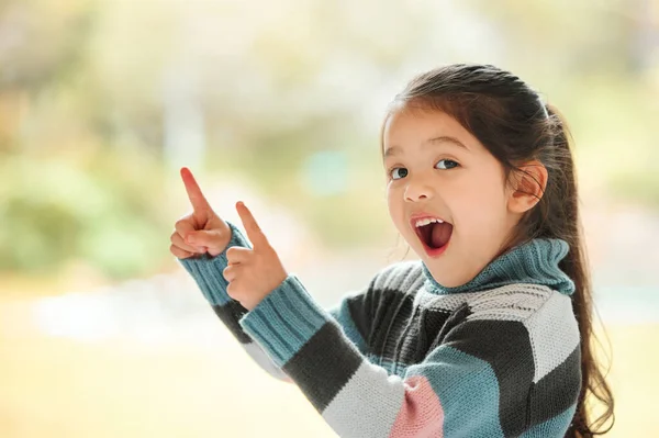 Je veux un de ces trucs. Tourné d'une adorable petite fille à la maison. — Photo