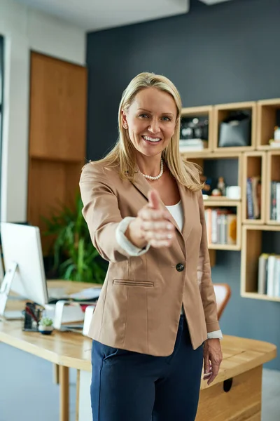 Uczyńmy sukces razem. Portret dojrzałej bizneswoman wyciągającej uścisk dłoni w biurze. — Zdjęcie stockowe