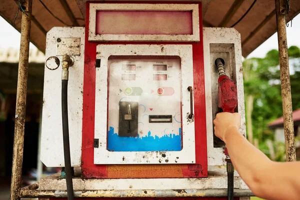 Tanken Sie auf. Schnappschuss eines Mannes mit einer alten Zapfsäule an einer Tankstelle. — Stockfoto