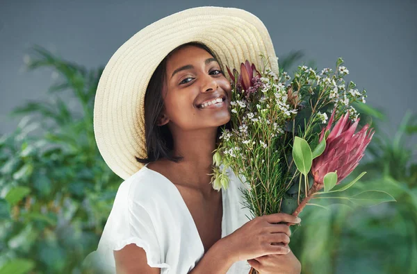 Anna minulle kukkia, niin olen onnellisin ihminen. rajattu laukaus kaunis nuori nainen haistaa kukkakimpun. — kuvapankkivalokuva