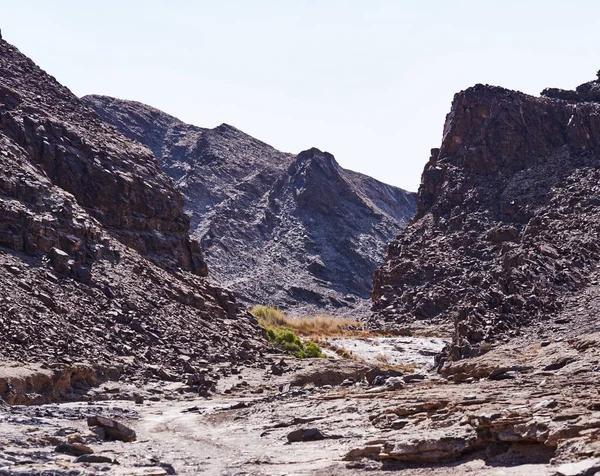 Take the road less traveled. Shot of rugged desert terrain. — Stock Photo, Image