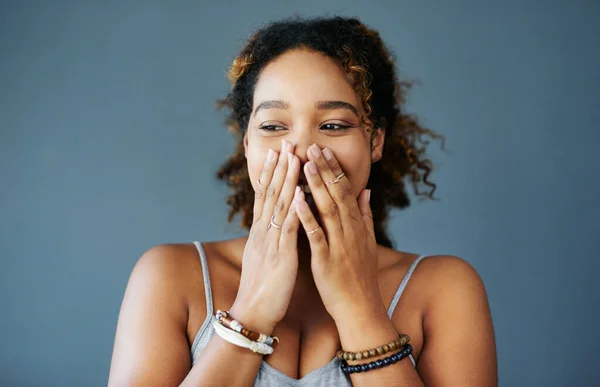 Dat is het grappigste wat ik ooit heb gezien. Studio shot van een aantrekkelijke jonge vrouw tegen een grijze achtergrond. — Stockfoto