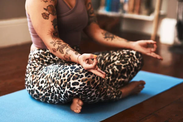 Преимущества медитации широко распространены. Крупный план женщины, медитирующей на коврике для йоги дома. — стоковое фото