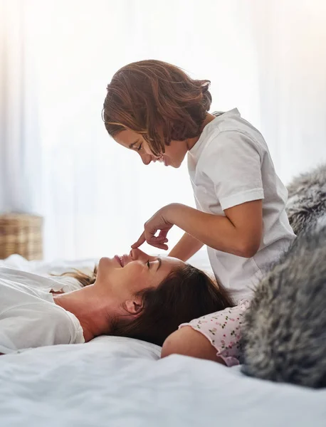 Chaque trésor maternel est sa fille. Plan recadré d'une mère et sa fille se relaxant ensemble à la maison le matin. — Photo