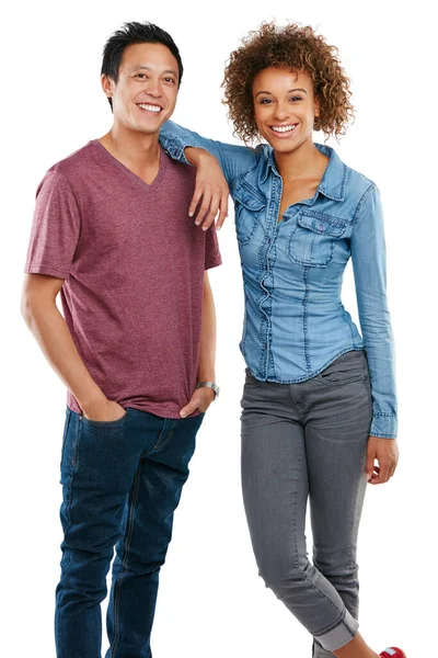 On était ensemble là-dedans. Portrait studio d'un jeune couple affectueux isolé sur blanc. — Photo