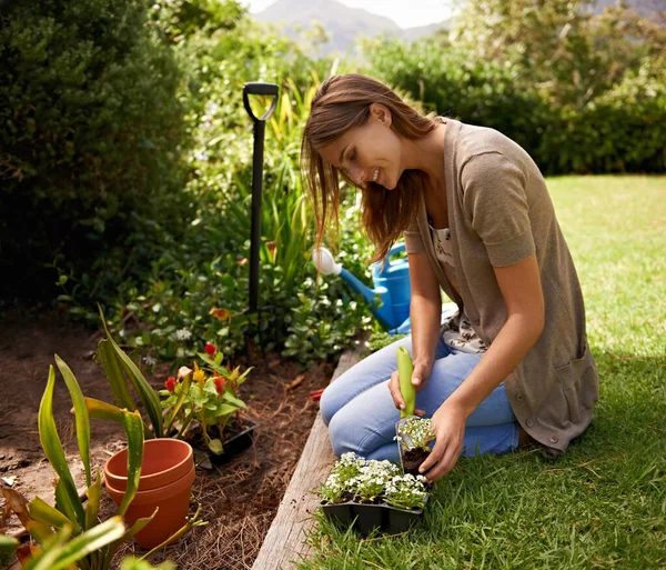 Ik blijf in contact met haar innerlijke tuinman. Een jonge vrouw tuinieren. — Stockfoto