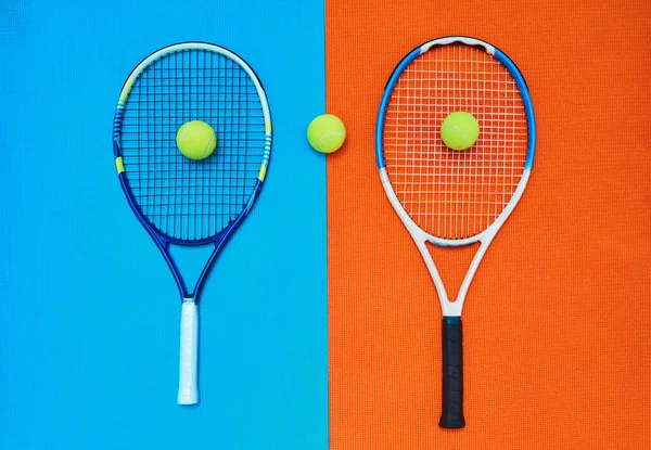 Wer wird die Spitze erreichen? Hohe Winkelaufnahme von Tennis-Essentials auf einem farbenfrohen Hintergrund in einem Studio. — Stockfoto