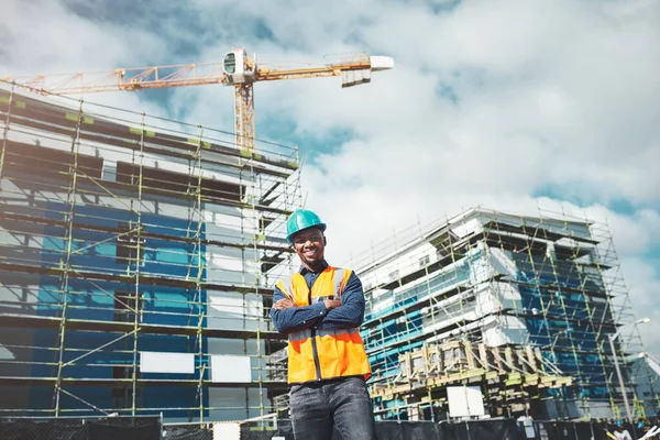 U kunt rekenen op onze kwaliteit van de bouw. Portret van een zelfverzekerde jongeman die op een bouwplaats werkt. — Stockfoto