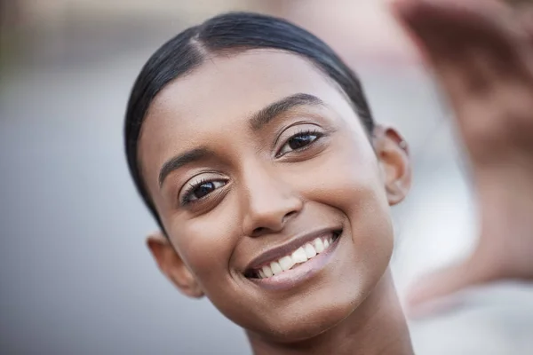 É um dia brilhante e bonito para se mover. Retrato de uma jovem esportiva tomando selfies enquanto se exercita ao ar livre. — Fotografia de Stock