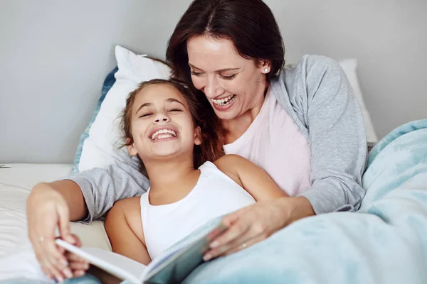 C'est la meilleure histoire. Plan recadré d'une mère et d'une fille lisant ensemble une histoire au coucher. — Photo