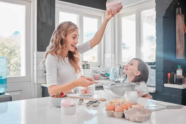 Uma boa sobremesa pode fazê-la sentir-se feliz. Tiro de uma mãe e filha assar na cozinha em casa. — Fotografia de Stock