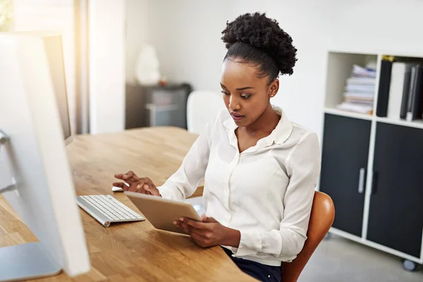 Ihren Arbeitstag auf intelligente Weise zu bewältigen. Aufnahme einer jungen Geschäftsfrau mit einem digitalen Tablet bei der Arbeit. — Stockfoto