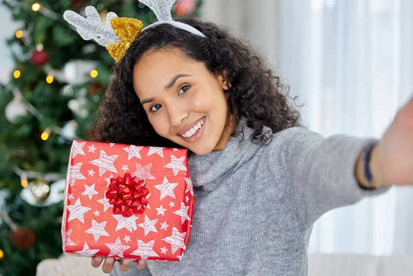 Kijk eens wat ik heb. Schot van een jonge vrouw die cadeaus vasthoudt tijdens de kerst thuis.. — Stockfoto