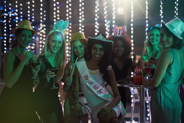 Feiern mit der zukünftigen Braut. Porträt einer Gruppe junger Frauen bei einem Junggesellenabschied in einem Nachtclub. — Stockfoto