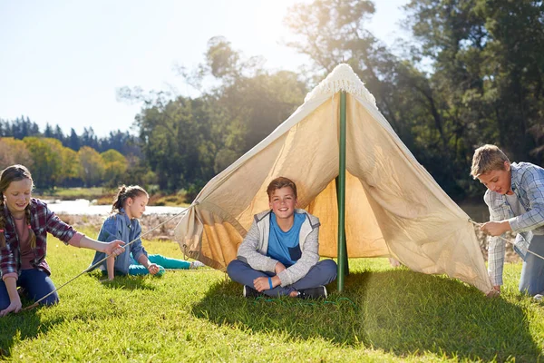 La felicidad se va de acampada. Disparo de un grupo de niños en un viaje de camping. —  Fotos de Stock