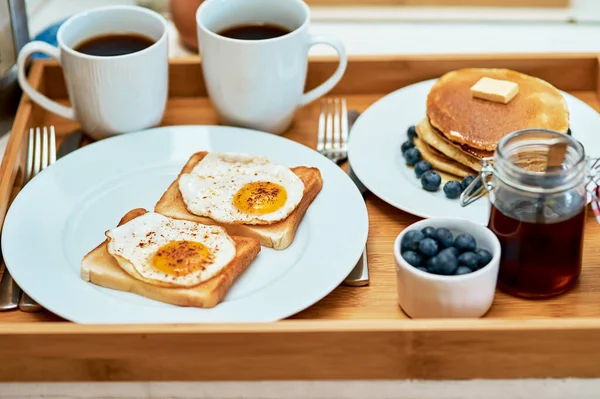 A maneira perfeita de começar o dia. Natureza morta tiro de café da manhã em uma bandeja. — Fotografia de Stock