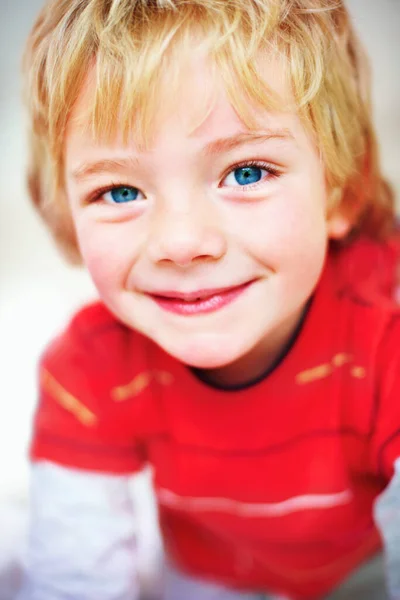 Niewinny chłopczyk się do ciebie uśmiechnął. Zbliżenie portret niewinnego chłopca daje ładny uśmiech. — Zdjęcie stockowe