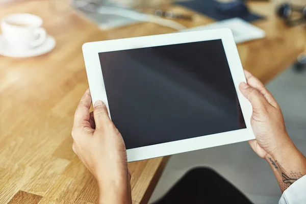 Todas las herramientas adecuadas a su disposición. Primer plano de una persona sosteniendo una tableta digital en una oficina moderna. — Foto de Stock
