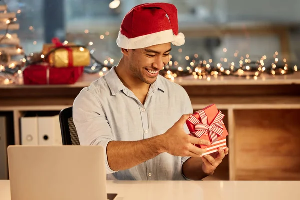 C'est exactement ce que je voulais. Tournage d'un jeune homme d'affaires célébrant Noël au travail. — Photo