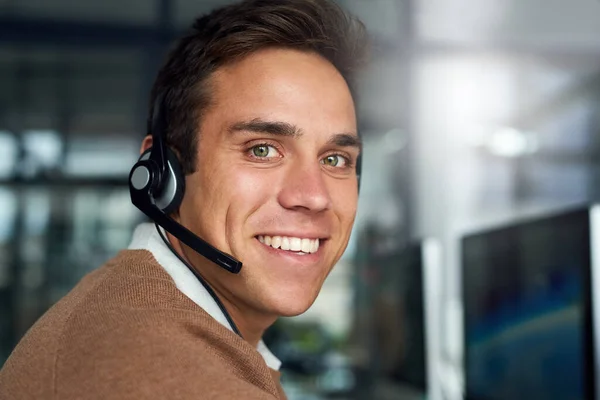 Wat kan ik voor u doen? Portret van een jonge call center agent die in een kantoor werkt. — Stockfoto