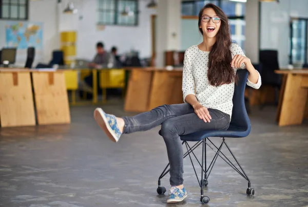 To schłodzone miejsce do pracy. Portret atrakcyjnej młodej kobiety siedzącej w biurze. — Zdjęcie stockowe