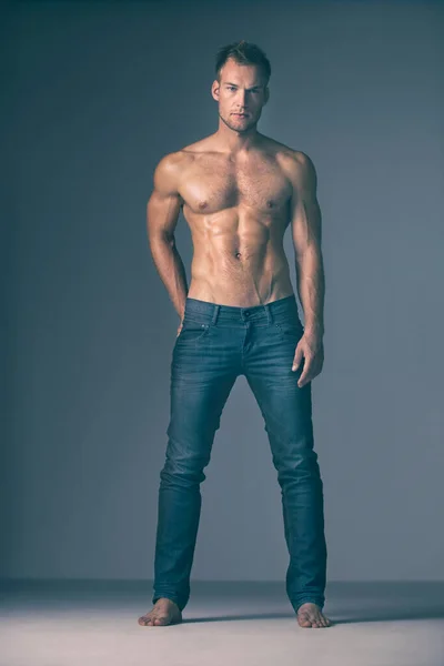 Vergiss es, Sebastian ist aus Stahl. Studioaufnahme eines hemdlosen, muskulösen Mannes in Jeans. — Stockfoto