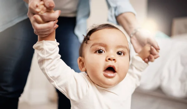 Ik zal alleen lopen voor ik er een word. Schot van een vrouw die vasthoudt aan haar babys handen terwijl ze loopt. — Stockfoto