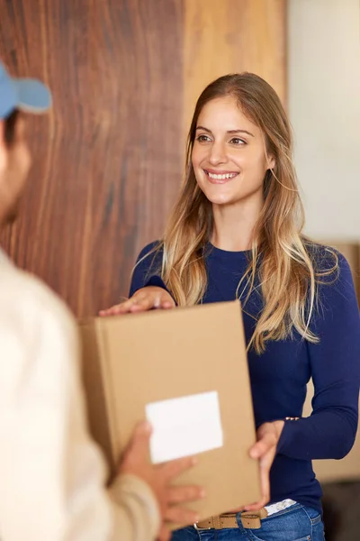 Wow, esto llegó incluso antes de lo que pensaba. Fotografía de un repartidor no identificable haciendo una entrega a un cliente en su casa. —  Fotos de Stock