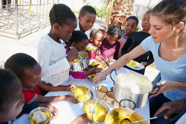 Kim sos ister? Bir gıda yardımında beslenen çocukların kırpılmış görüntüsü.. — Stok fotoğraf