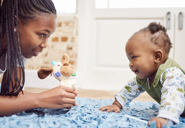 Buiktijd is een leuke tijd. Shot van een jonge vrouw bonding met haar baby thuis. — Stockfoto