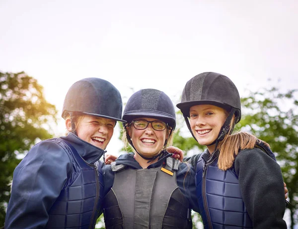 Une équipe équestre ressemble plus à une famille. Portrait d'un groupe de jeunes amis faisant de l'équitation à l'extérieur. — Photo
