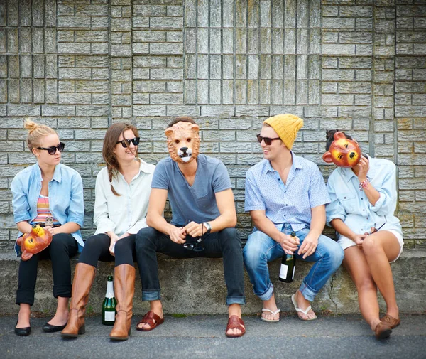 Estaban todos locos aquí. Shot de amigos divirtiéndose juntos con máscaras. — Foto de Stock