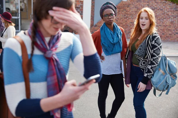 Titta vad hon har på sig i dag. Beskuren bild av en universitetsstudent som blir retad på campus. — Stockfoto