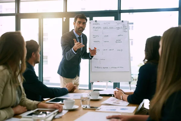 Sie sollen verstehen lernen. Aufnahme einer Gruppe von Geschäftsleuten, die sich im Sitzungssaal treffen. — Stockfoto