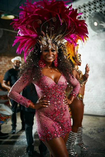 Soms moet je gewoon samba spelen. Gesneden portret van een mooie samba danseres die optreedt in een carnaval met haar band. — Stockfoto