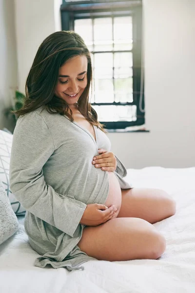 J'adore mon gros ventre. Prise de vue d'une jeune femme enceinte se relaxant à la maison. — Photo