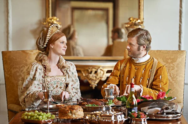 E 'una grande festa. Girato di una coppia nobile che mangia insieme. — Foto Stock