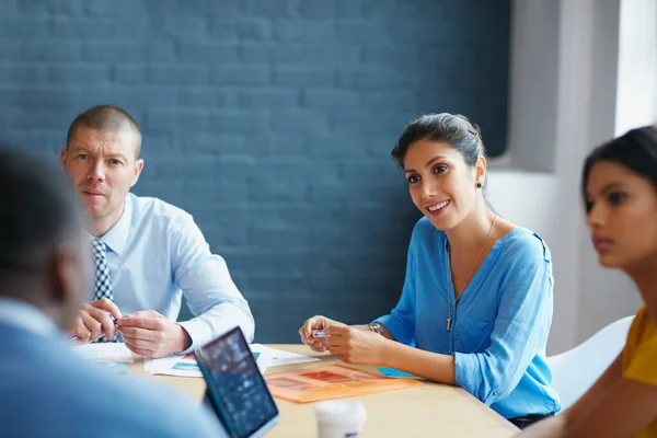 Luisteren met opzet. Opname van een groep zakenmensen in de directiekamer. — Stockfoto