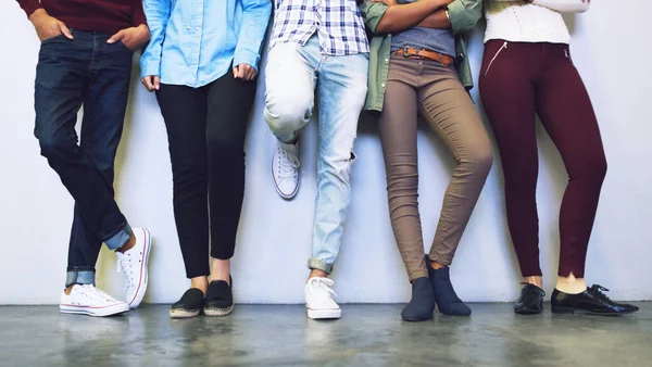 À espera do sino. Foto cortada de um grupo de estudantes universitários irreconhecíveis em pé em um corredor no campus. — Fotografia de Stock