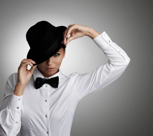 Ну, привіт. Молода жінка у сорочці та краватці, що прив'язує капелюх до тебе . — стокове фото