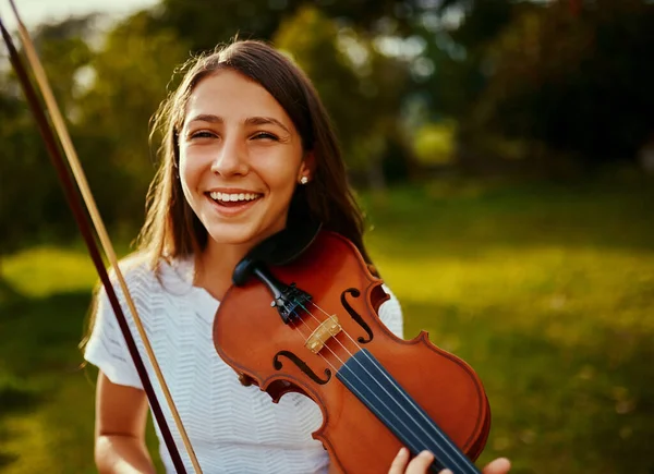 Praticare in natura la ispira ancora di più. Ritagliato foto di una giovane ragazza che suona un violino all'aperto. — Foto Stock